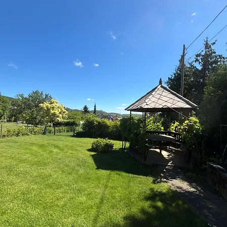 Julia Apartmanhaz * 巴拉顿菲赖德